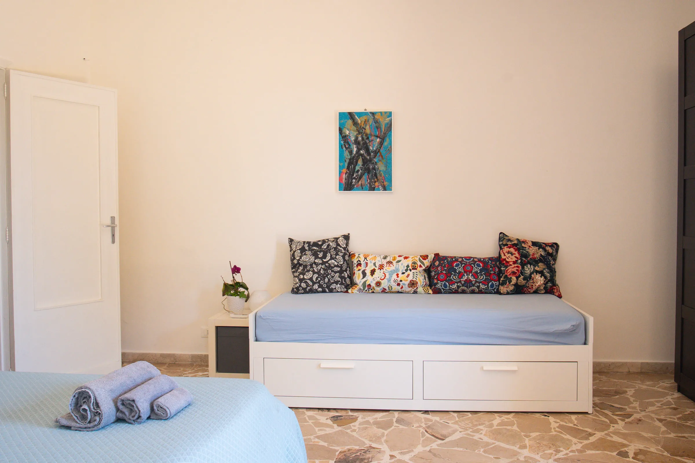 The day bed with colourful cushions in the second bedroom.